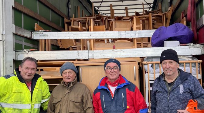 Schulmöbel und Lebensmittel für die Ukraine