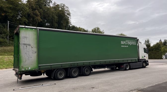 Ein LKW wird beladen und der andere entladen!